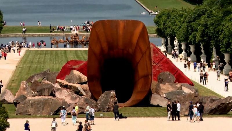 Посреди Версаля появилась огромная ржавая труба Посреди Версаля появилась огромная ржавая труба