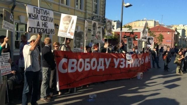 "Путін, жуй соплі": У Москві проходить антипутінський пікет