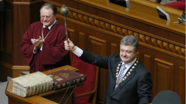 Порошенко год назад присягнул на верность Украине