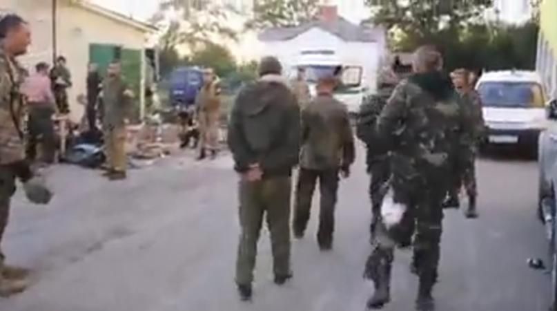 Затримані бойовики скандують "Путін ху*ло" у Мар'їнці (18+)