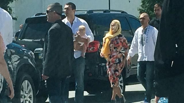 Владимир Кличко покрестил маленькую доченьку в Киеве Владимир Кличко покрестил маленькую доченьку в Киеве