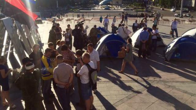 Невідомі понаставляли наметів на Майдані Незалежності і вимагають змінити владу Невідомі понаставляли наметів на Майдані Незалежності і вимагають змінити владу