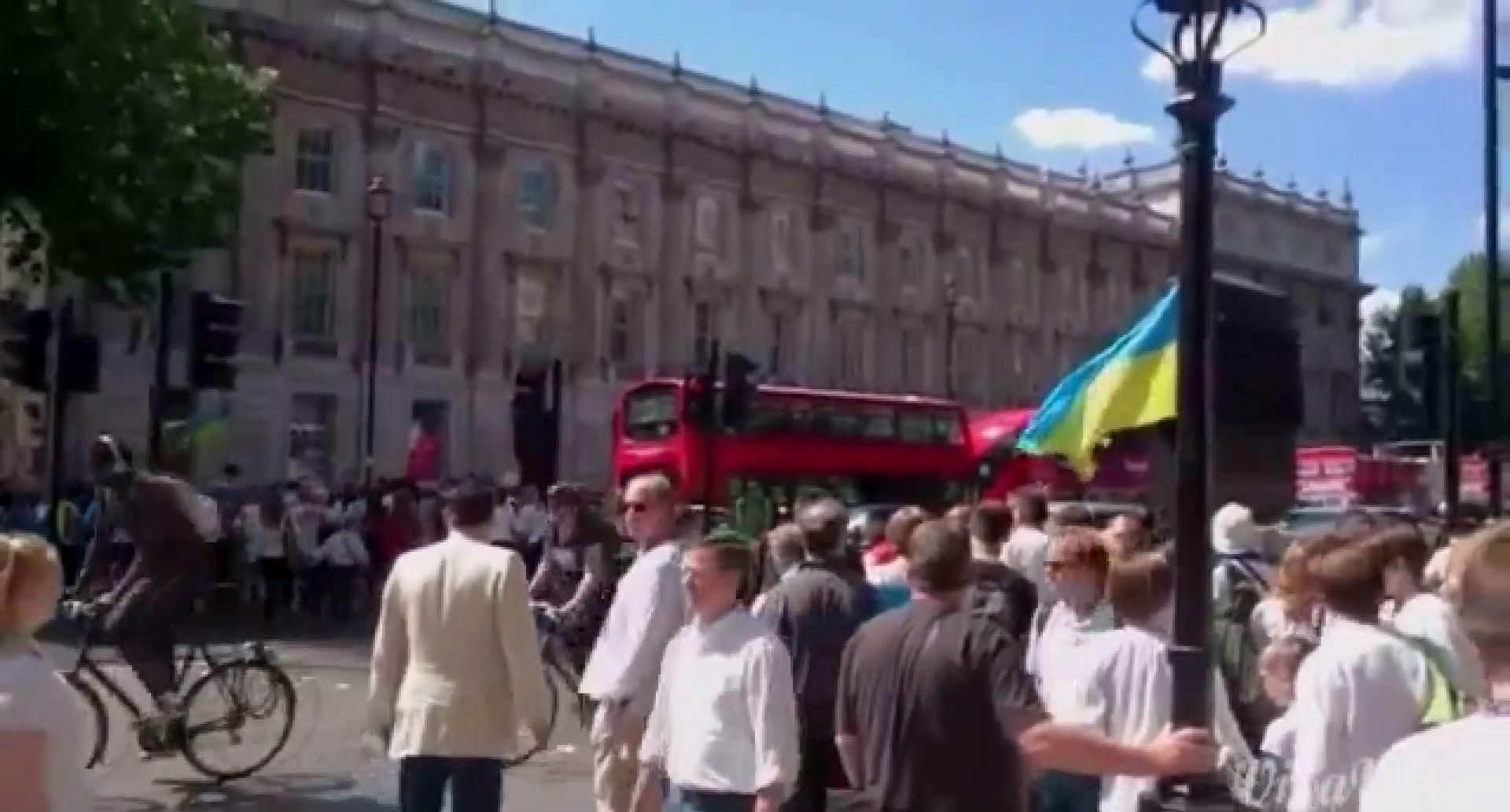 Лондонцы одели украинские вышиванки Лондонцы одели украинские вышиванки