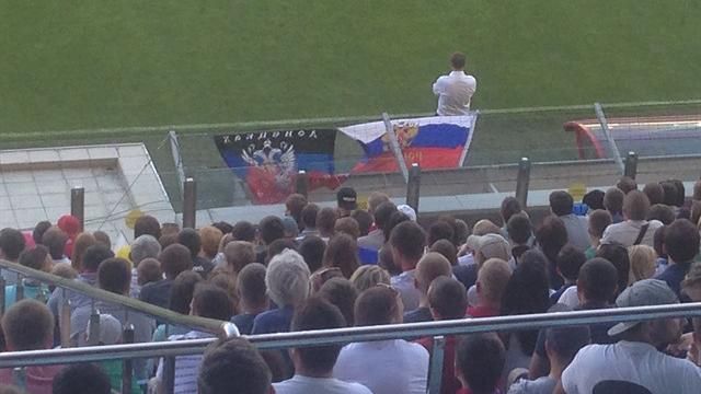 На футбольном матче Россия-Беларусь болельщики вывесили флаг "ДНР" На футбольном матче Россия-Беларусь болельщики вывесили флаг "ДНР"
