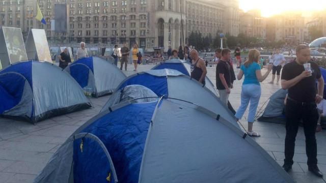 На Майдані до наметів прийшли хлопці в масках