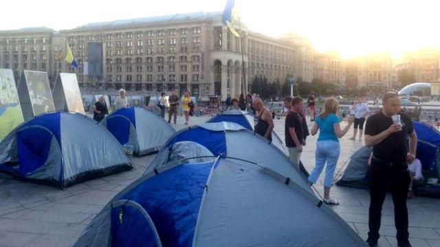 Митингующие "забыли" на Майдане бутылки из-под алкоголя и шприц, — МВД