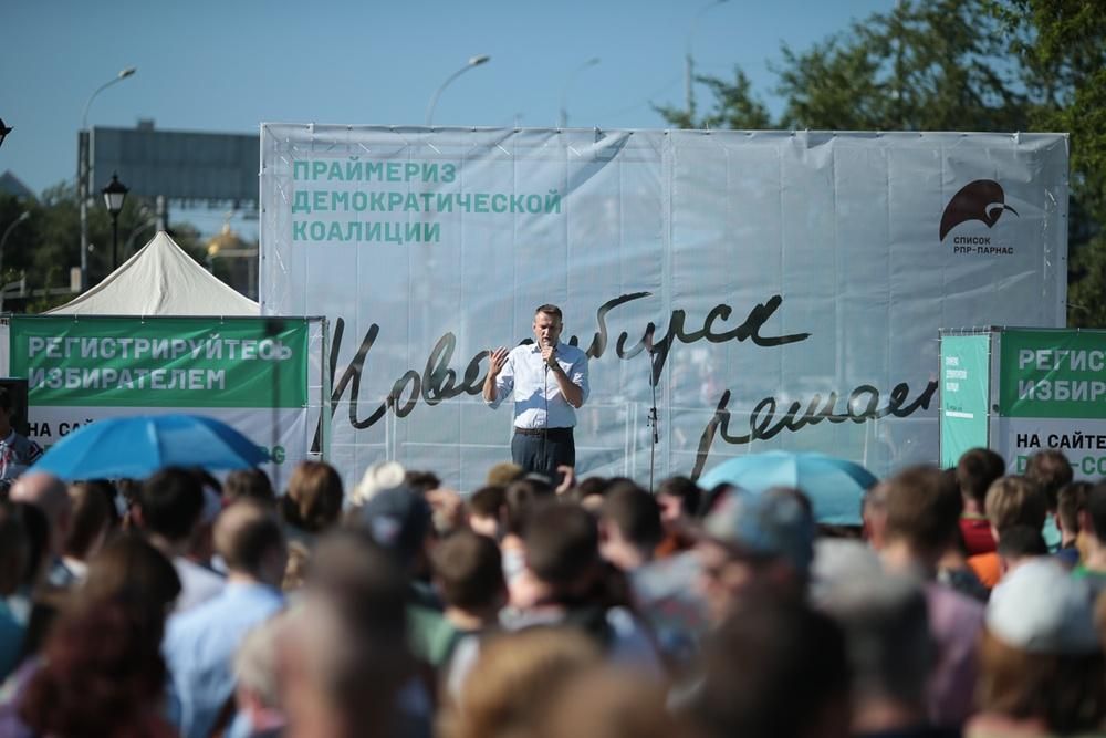 Навального закидали яйцями