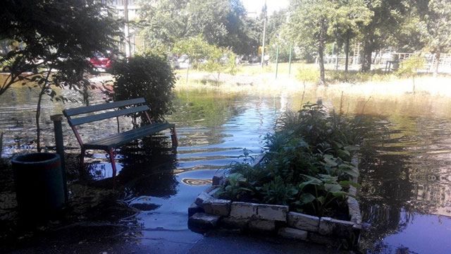 Прорыв водопровода создал новый приток Днепра в Киеве