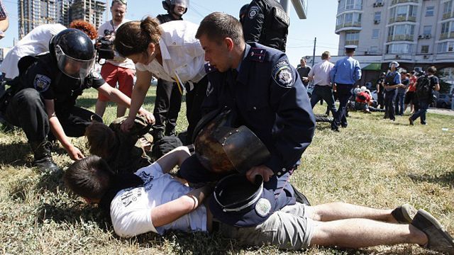 Суд арештував одного з учасників бійки на гей-параді Суд арештував одного з учасників бійки на гей-параді