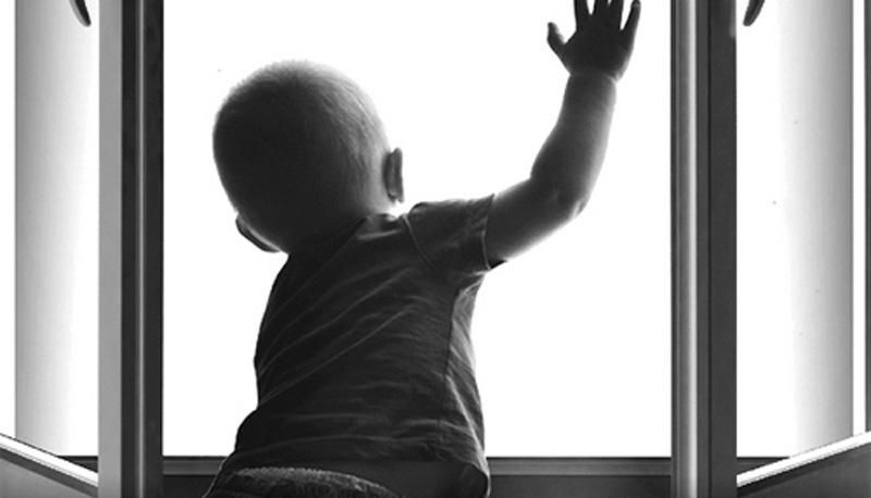 На Сумщині дивом вижила дитина, яка випала з вікна 5-го поверху На Сумщині дивом вижила дитина, яка випала з вікна 5-го поверху