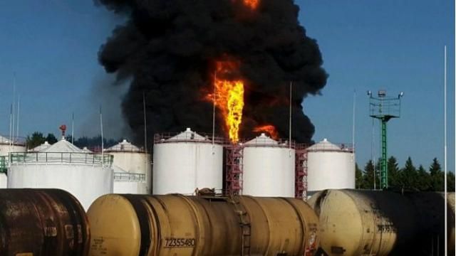 Пожар на нефтебазе будут гасить "пенной атакой"