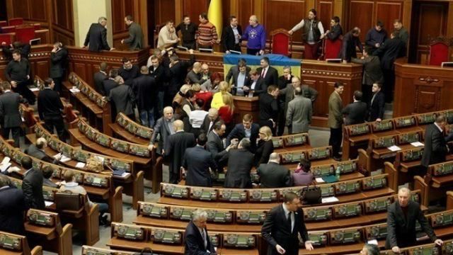 Суд не дозволив українцям бачити біографії депутатів