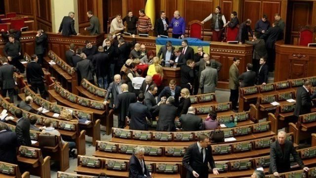 Суд не позволил украинцам видеть биографии депутатов