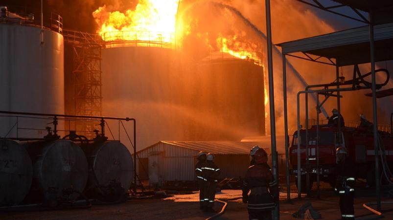 Пожар на нефтехранилище под Киевом вспыхнул с новой силой