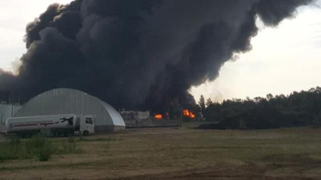 Жахливі вибухи і займання пожежних машин: з'явилося відео з пожежі у Василькові