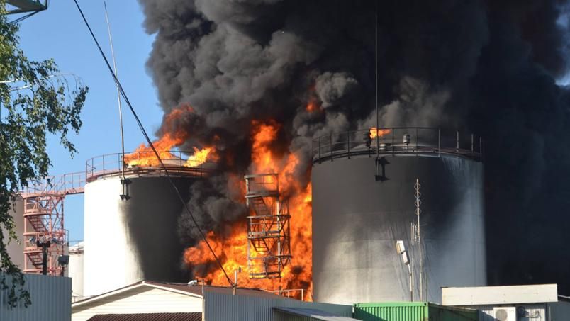 Наша основная версия — умышленный поджог, — руководство нефтебазы в Василькове Наша основная версия — умышленный поджог, — руководство нефтебазы в Василькове