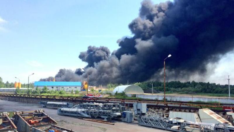Спасатели и люди всеми силами помогают потушить пожар под Киевом