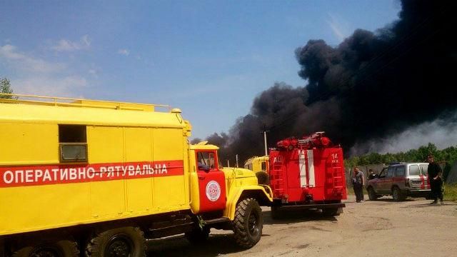 Під загрозою вогню газові сховища: на місце пожежі вже прибули газовики Під загрозою вогню газові сховища: на місце пожежі вже прибули газовики