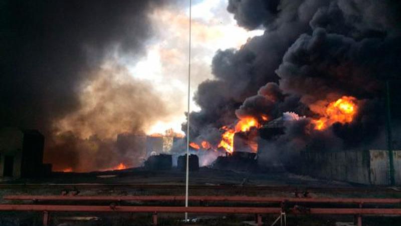 Токсичный пожар: детей и беременных советуют вывезти из Василькова Токсичный пожар: детей и беременных советуют вывезти из Василькова