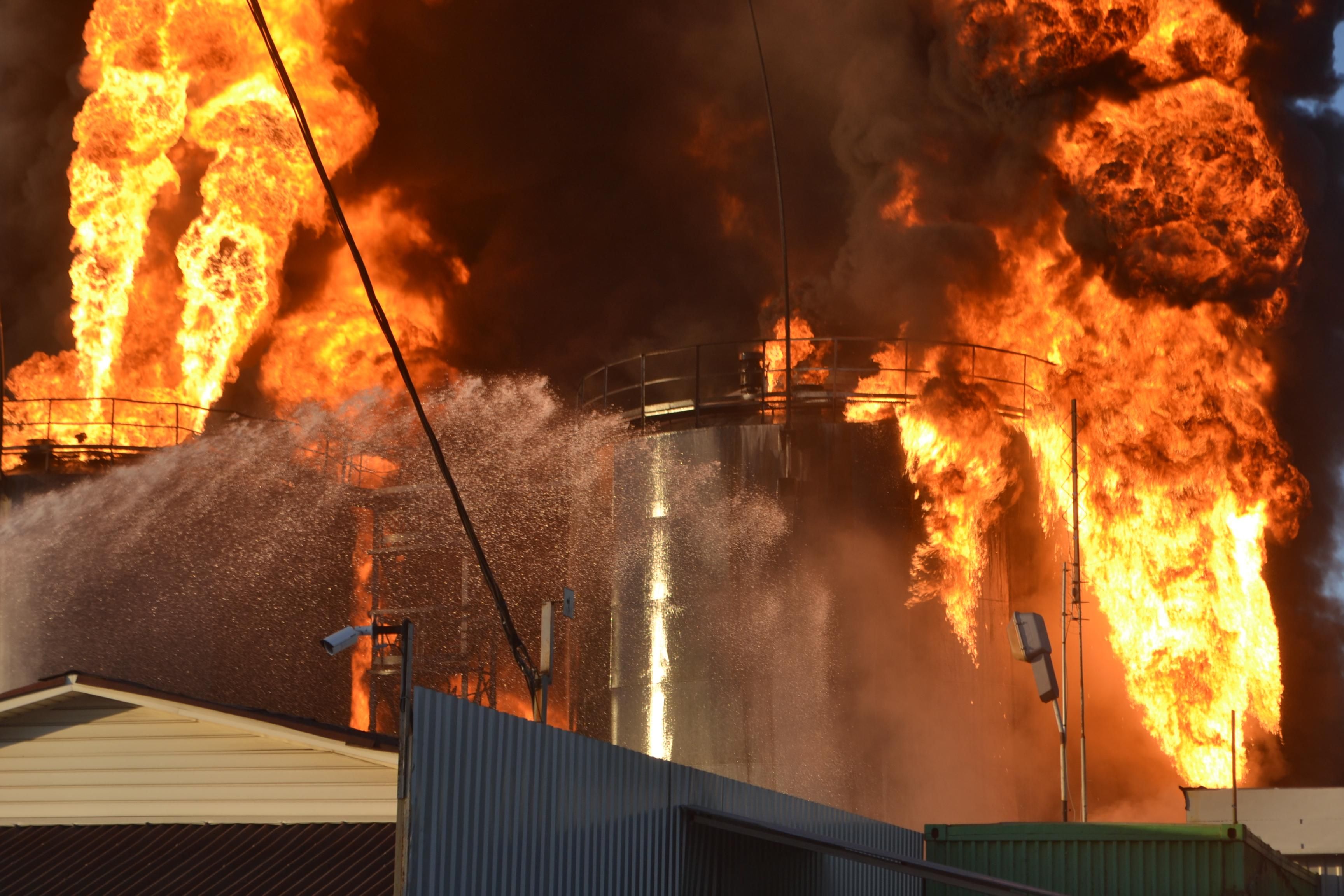 Эколог рассказал, как местным жителям уберечься от последствий пожара на нефтебазе