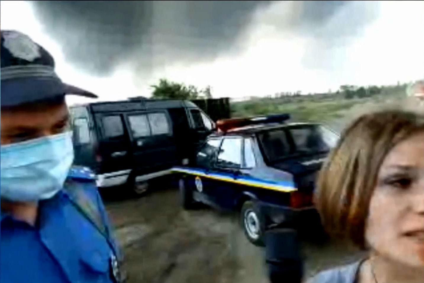 На пути к горящей нефтебазе установили блокпост На пути к горящей нефтебазе установили блокпост