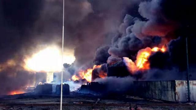 Пожежа зсередини: з’явилось відео з епіцентру горіння нафти Пожежа зсередини: з’явилось відео з епіцентру горіння нафти