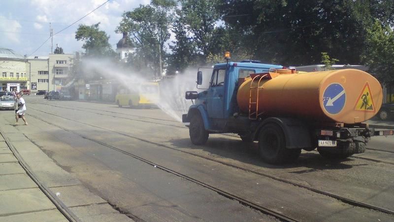 Через пожежу на нафтобазі у Києві цілодобово поливатимуть вулиці