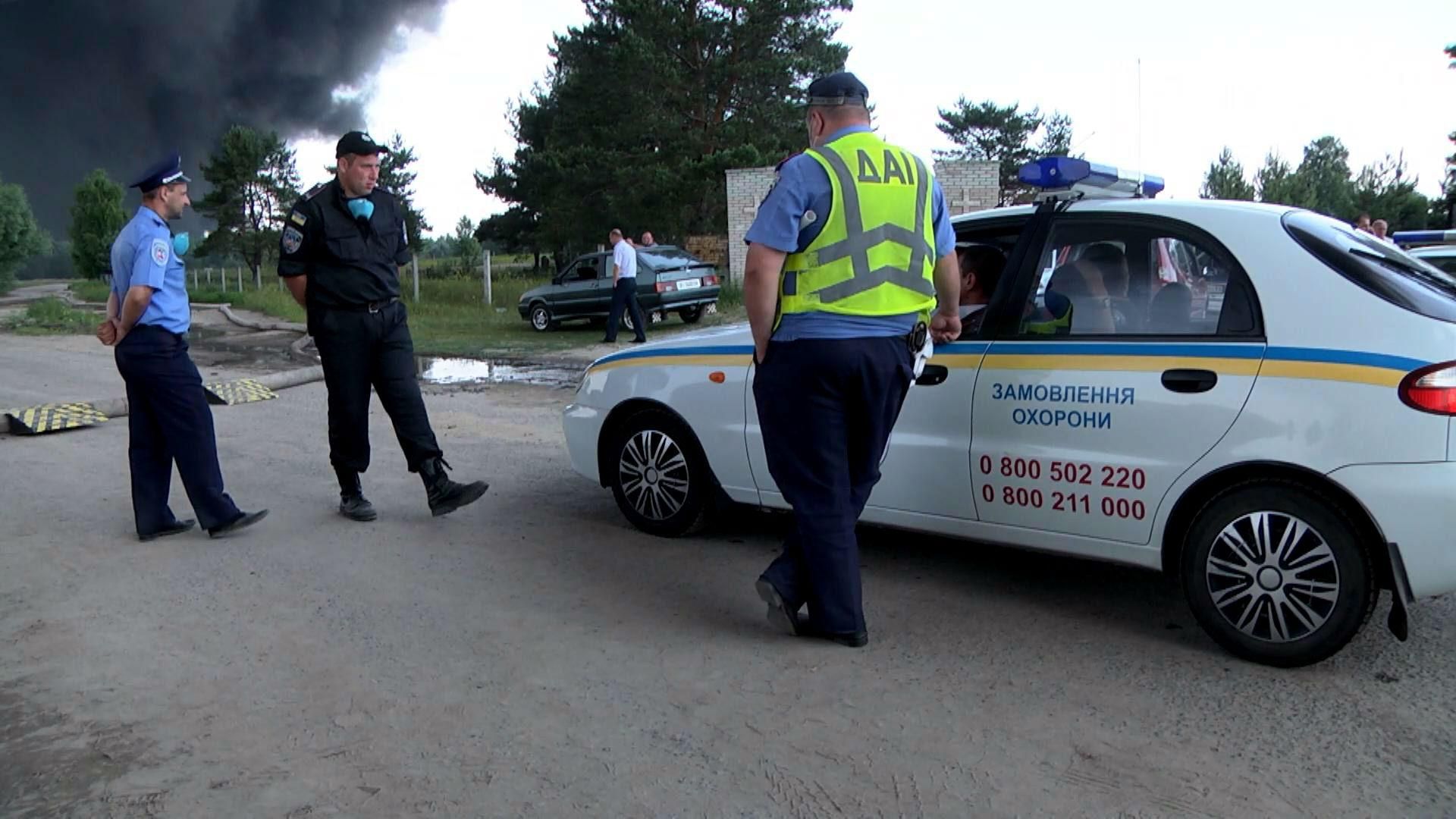 С поселков возле горящей нефтебазы начали эвакуацию С поселков возле горящей нефтебазы начали эвакуацию