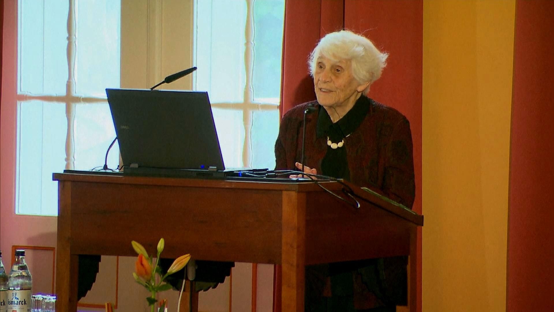 102-летняя студентка 77 лет не могла защитить научную работу