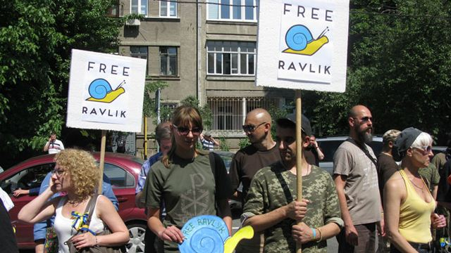 Десять депутатов готовы взять партизанив-"равликов" на поруки