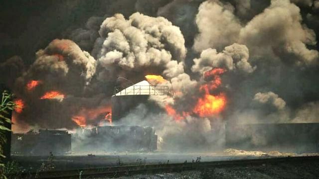 На пожаре под Киевом еще один взрыв — неумолимое пламя не ослабевает На пожаре под Киевом еще один взрыв — неумолимое пламя не ослабевает