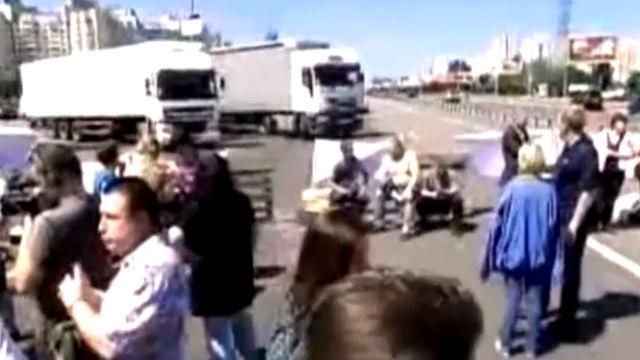 Предприниматели освобождают проспект Бажана, заторы в Киеве рассасываются Предприниматели освобождают проспект Бажана, заторы в Киеве рассасываются