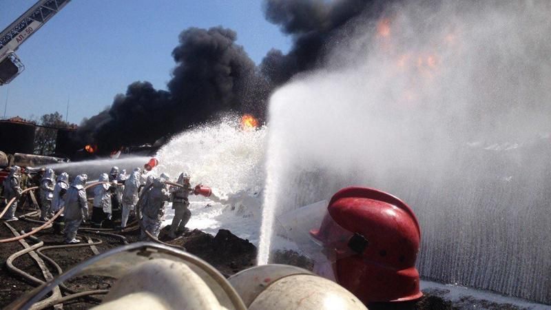 Глава Київської ОДА озвучив нові прогнози щодо гасіння пожежі на нафтобазі