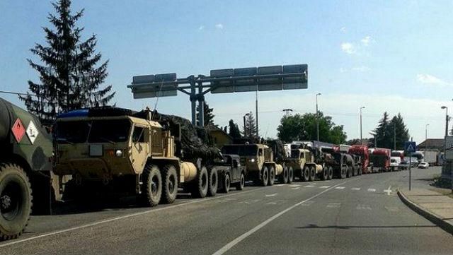 На границе Венгрии с Украиной — колонна военной техники
