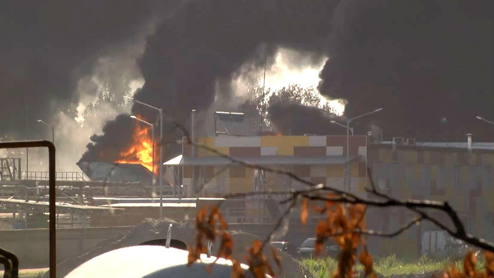 Спасатели обещают погасить пожар под Киевом до конца дня
