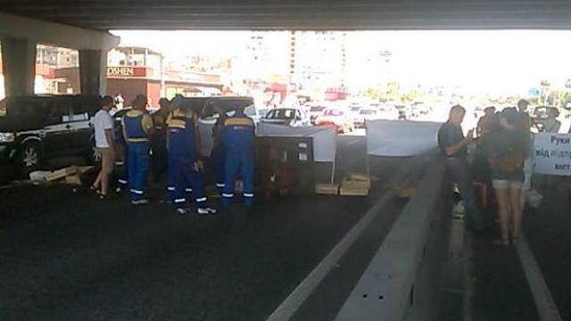 Митингующие все еще блокируют часть проспекта Бажана в Киеве