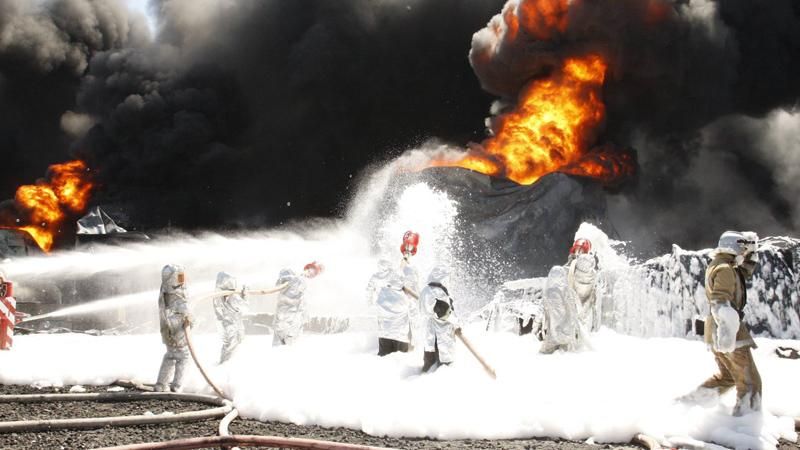 Пожар под Киевом: Впечатляющие фотографии борьбы пены с огнем