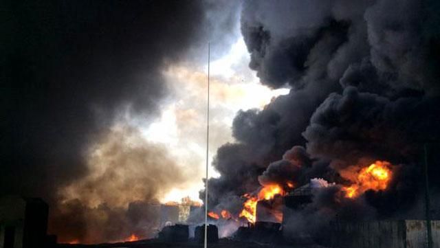 Пожарные потушили еще две цистерны на нефтебазе Пожарные потушили еще две цистерны на нефтебазе