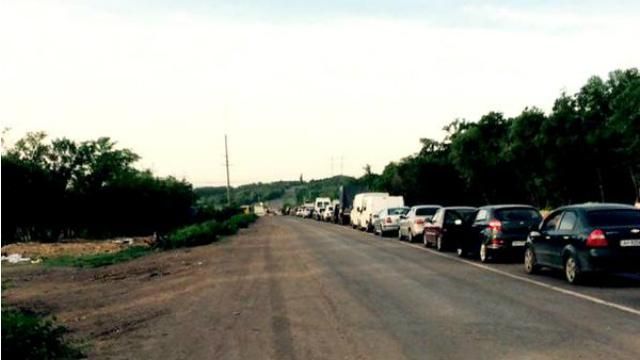 Фото дня: длинная очередь на последнем транспортном коридоре Фото дня: длинная очередь на последнем транспортном коридоре