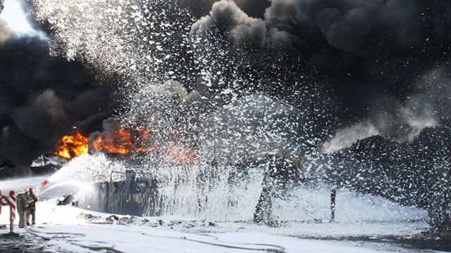 ТОП-новости. Убийственный огонь нефтебазы, лежащие фаны Мельничука