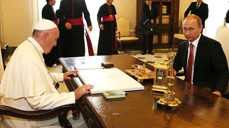 Добро і зло в одному місці: Папа Римський подарував Путіну медаль