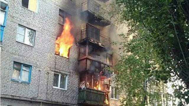 У Донецьку загорілися квартири від снаряду бойовиків 