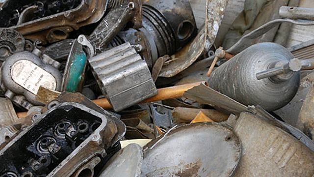 Боевики украли тонны металлолома у бежавших с оккупированных территорий украинцев