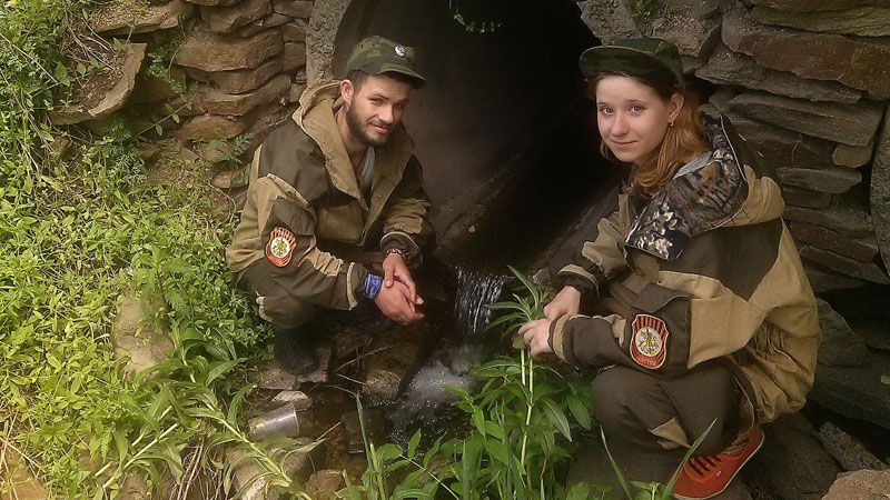 Шокуючі кадри: вагітна сепаратистка фотографується з відрізаною головою (18+)