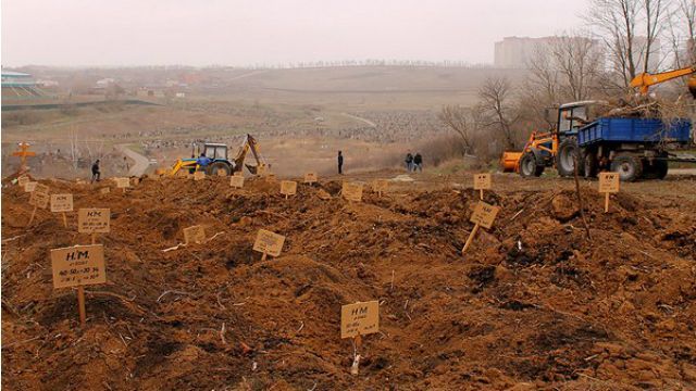 Духовні скрепи "руского міра":  під Донецьком знайшли масові поховання бойовиків 