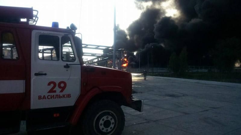 Мер Василькова щодня фотографує пожежу на нафтобазі