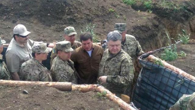Фото дня. Порошенко ховається в окопах Фото дня. Порошенко ховається в окопах