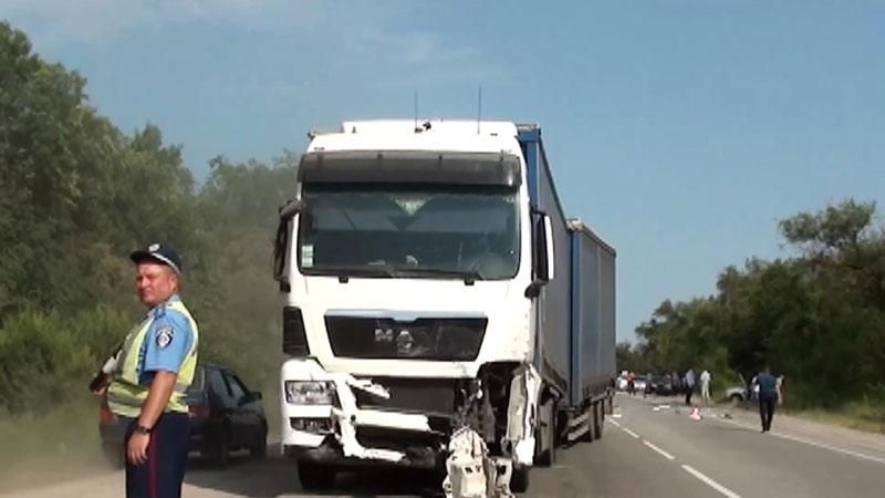 Авто влетело в фуру: есть погибшие Авто влетело в фуру: есть погибшие