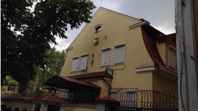 Российское консульство забросали зеленкой харьковские активисты Российское консульство забросали зеленкой харьковские активисты