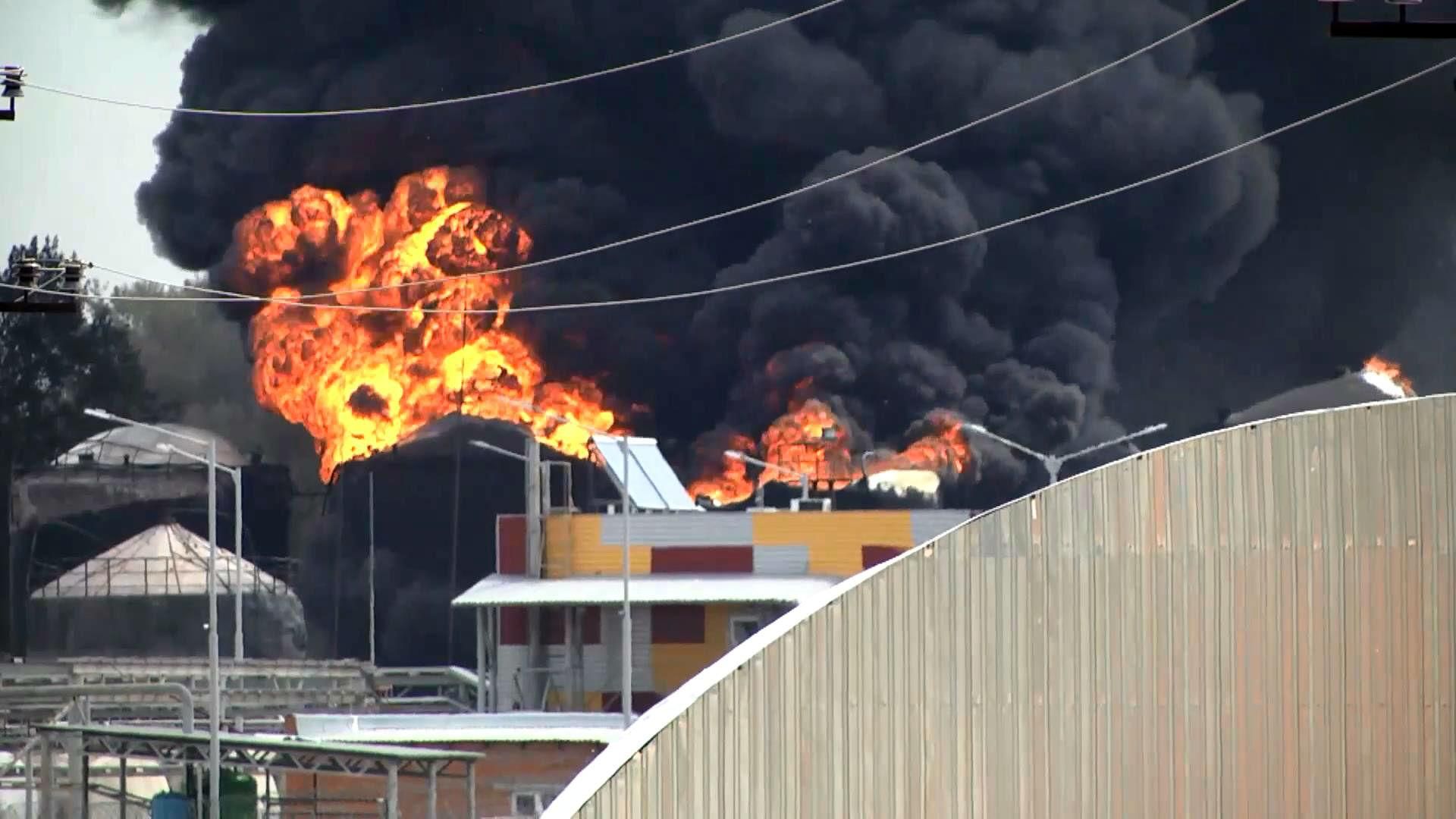 Пожежу під Києвом досі не погасили Пожежу під Києвом досі не погасили